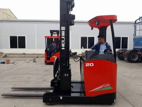 Xe nâng reach truck đứng lái được dùng trong nhà kho