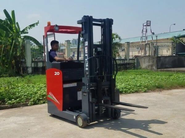 Xe nâng reach truck đứng lái 2 tấn Heli